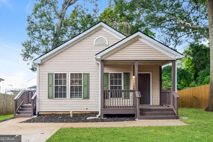 1681 Lanier Dr SW in Atlanta, GA - Building Photo