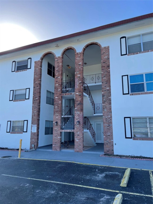 2420 Johnson St in Hollywood, FL - Building Photo - Building Photo