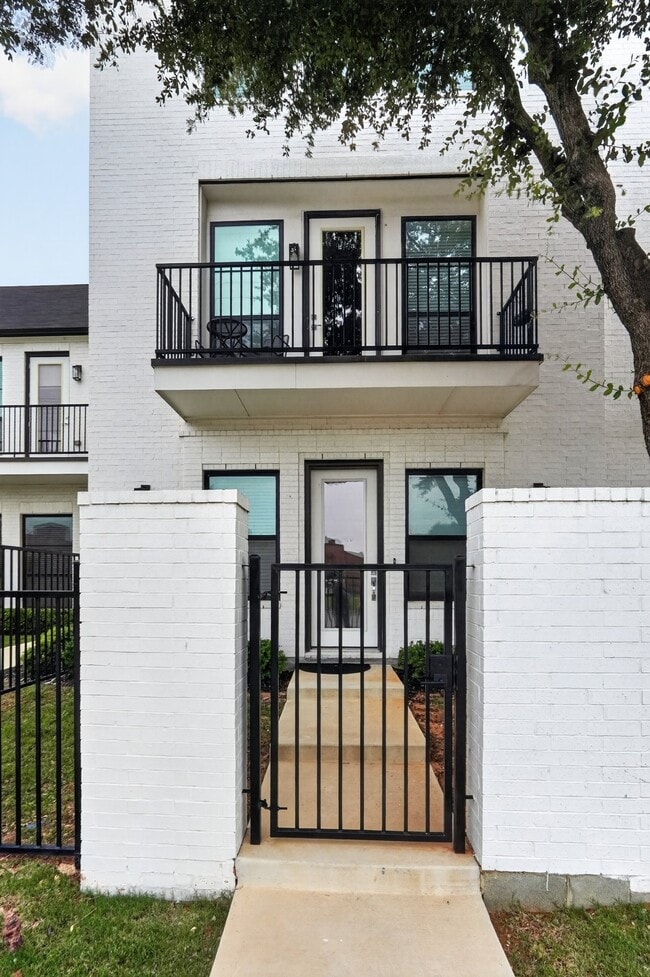 property at 703 W Abram St