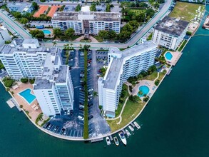 9101 E Bay Harbor Dr, Unit 905 in Bay Harbor Islands, FL - Foto de edificio - Building Photo