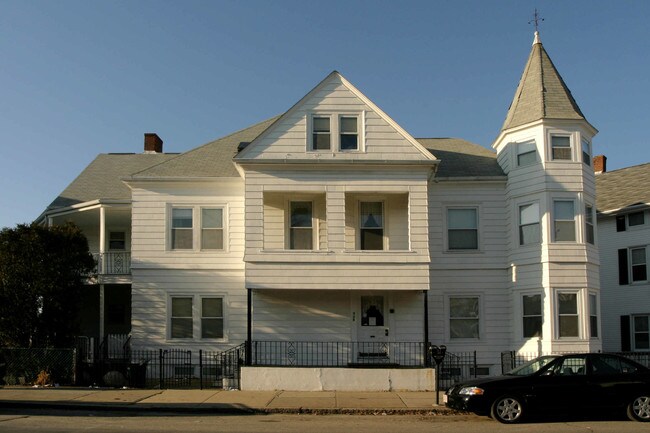 517 S Main St in Fall River, MA - Foto de edificio - Building Photo