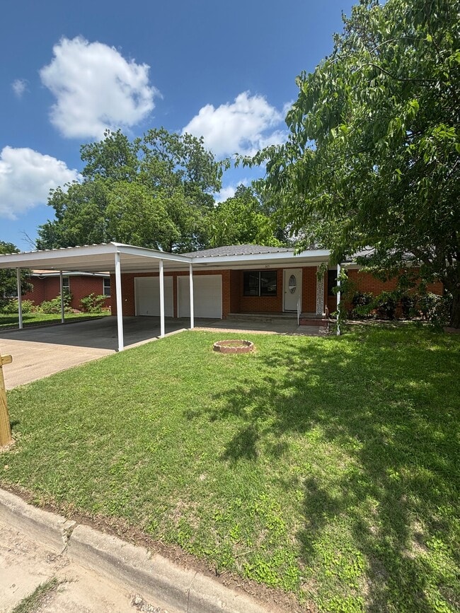 property at 605 N Joyce St