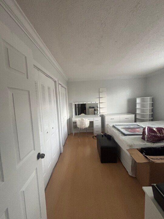 6940 NW 186th St, Unit 5 floor in Hialeah, FL - Building Photo