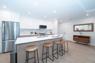 Woodland Place in Langford, BC - Foto de edificio - Building Photo