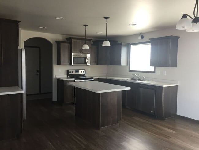 1206 Commander Dr W in West Fargo, ND - Building Photo - Building Photo