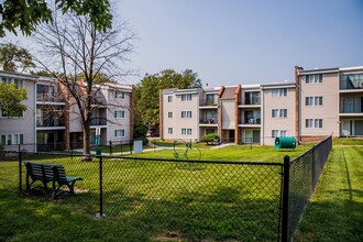 Village at Grant Square in Omaha, NE - Foto de edificio - Building Photo