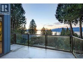 445 Mountain Dr in Lions Bay, BC - Building Photo