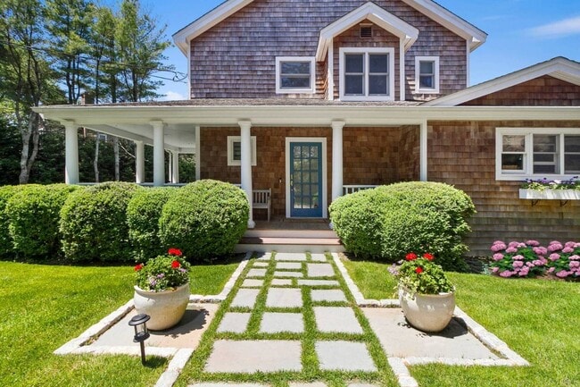 114 Narod Blvd in Water Mill, NY - Building Photo - Building Photo