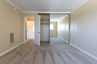 Torrance Palms in Torrance, CA - Building Photo - Interior Photo