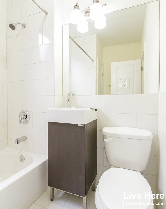 2890 N Clark St in Chicago, IL - Building Photo - Building Photo