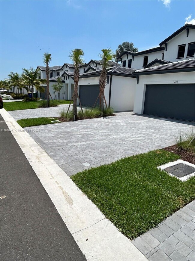 3000 Park Pl in Dania Beach, FL - Building Photo - Building Photo