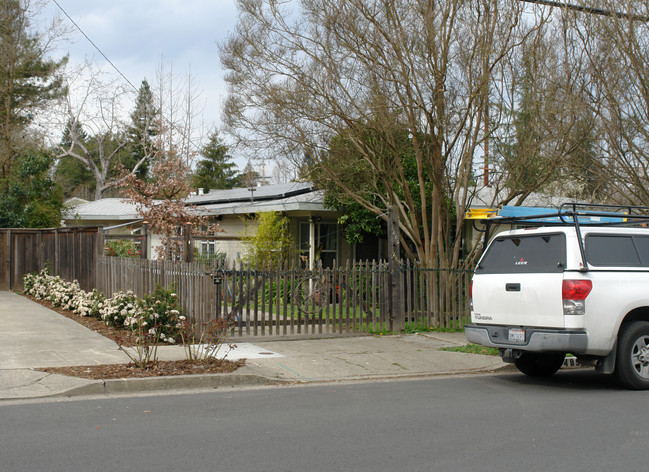 1487 Wright St in Santa Rosa, CA - Building Photo - Building Photo