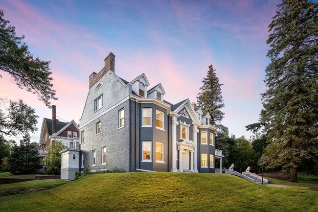 2307 E Superior St in Duluth, MN - Building Photo - Building Photo