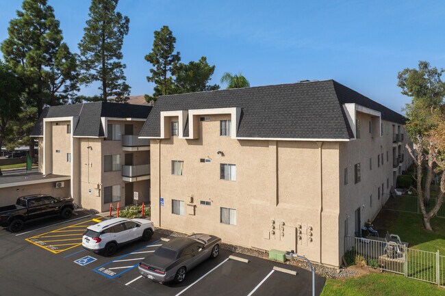 Kendall Brook Apartments in San Bernardino, CA - Foto de edificio - Building Photo
