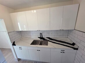 120 NE 10th Ave in Hallandale Beach, FL - Building Photo - Building Photo