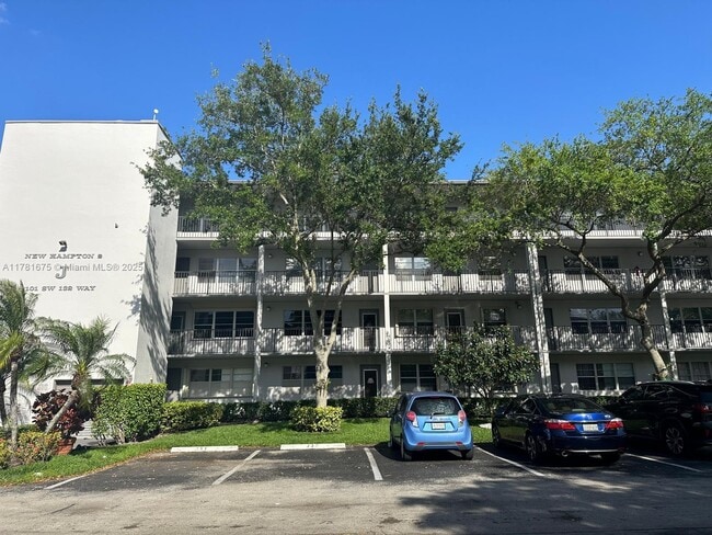 101 SW 132nd Way in Pembroke Pines, FL - Building Photo - Building Photo