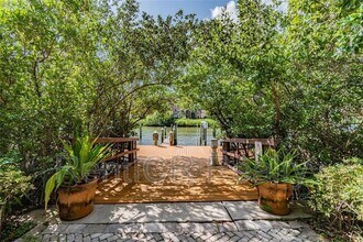 2717 Via Cipriani in Clearwater, FL - Foto de edificio - Building Photo