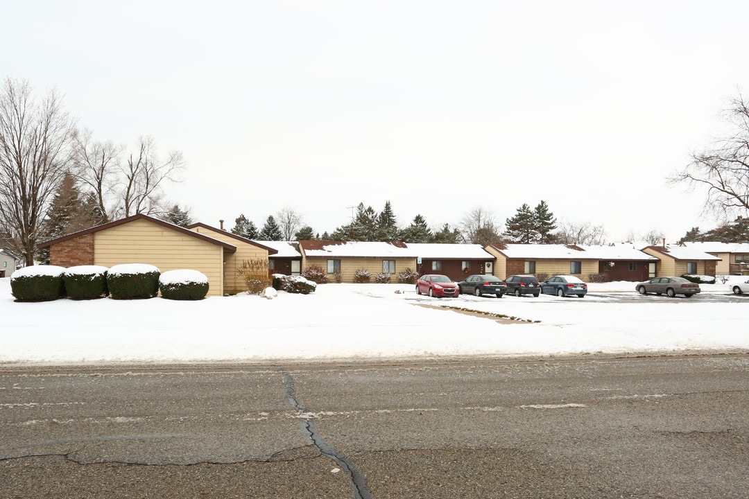 North Scott Villa in DeWitt, MI - Foto de edificio