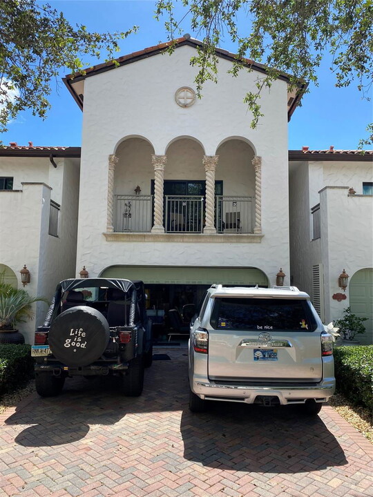 4418 Hidden Harbour Terrace in Fort Lauderdale, FL - Foto de edificio