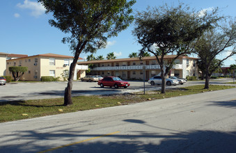 Lake Point Plaza Apartments in Hialeah, FL - Foto de edificio - Building Photo