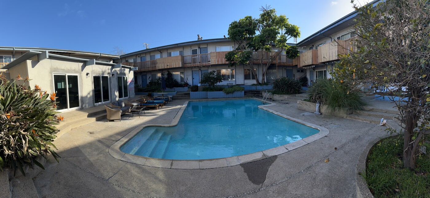 Windsor House in Manhattan Beach, CA - Building Photo