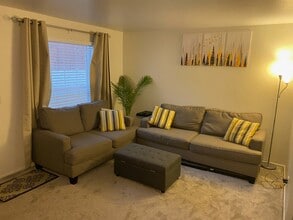 3936 S 2300 E in Holladay, UT - Foto de edificio - Building Photo