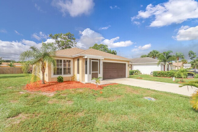 5472 Club Cir in Haverhill, FL - Building Photo - Building Photo