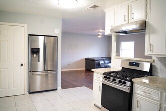 516 Magnolia Dr in Crosby, TX - Building Photo - Building Photo