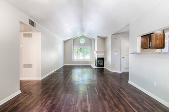 Larkspur Woods Apartment Homes in Sacramento, CA - Building Photo - Building Photo