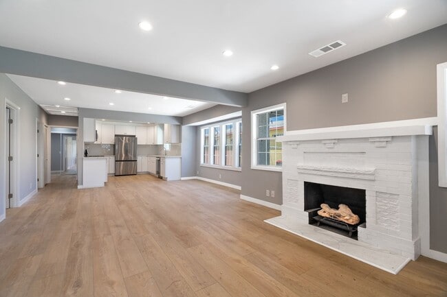 1049 W 62nd St in Los Angeles, CA - Building Photo - Building Photo