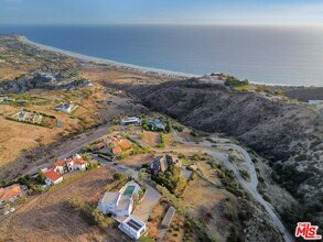 5805 Foxview Dr in Malibu, CA - Building Photo - Building Photo