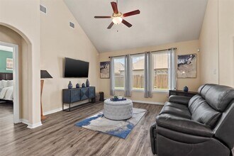 21126 Normandy Glen St in Kingwood, TX - Foto de edificio - Building Photo