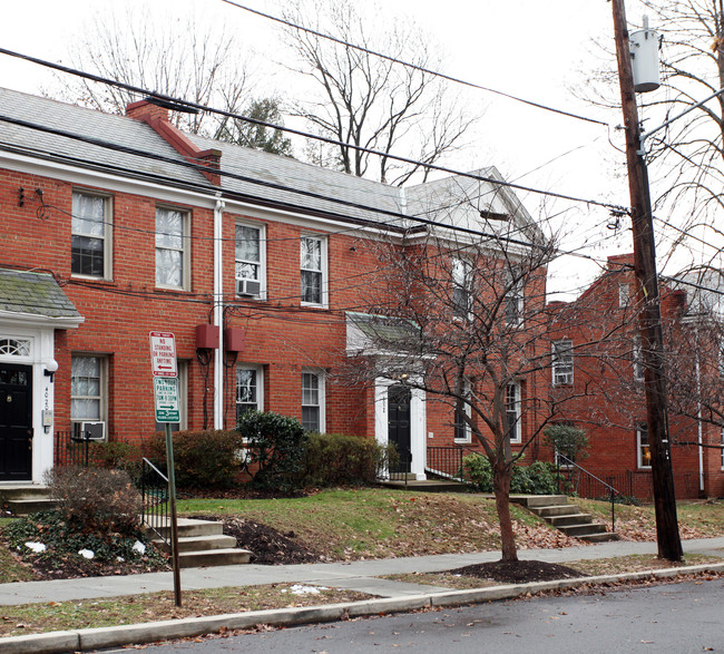 4024 Calvert St NW in Washington, DC - Building Photo - Building Photo