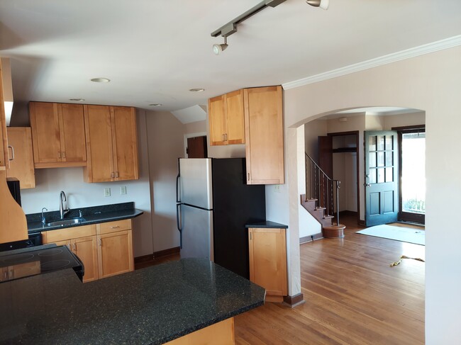 property at 1579 Grandview Ave