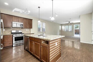 165 W Questa Trail in Tracy, CA - Building Photo - Building Photo