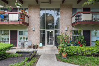 Heritage Woods I Condominium in Annandale, VA - Foto de edificio - Building Photo