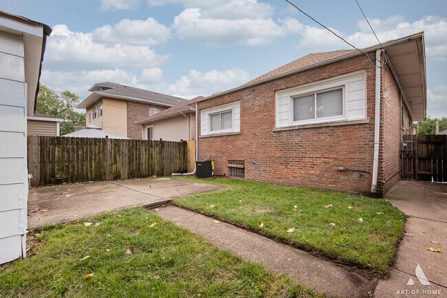 7649 S Paxton Ave in Chicago, IL - Building Photo - Building Photo