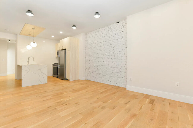 200 Maverick St, Unit 1
