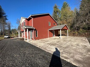 400 NW 7th Ave in Mill City, OR - Building Photo - Building Photo