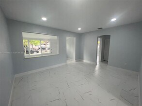 27 NE 5th Ave in Hialeah, FL - Building Photo - Building Photo