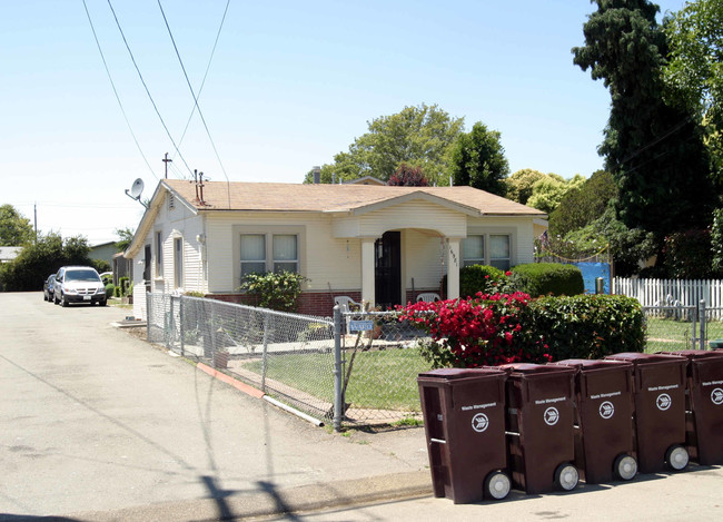 16981 Harvard Ave in San Lorenzo, CA - Foto de edificio - Building Photo