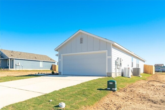 241 Kings Row Ln in Jarrell, TX - Foto de edificio - Building Photo