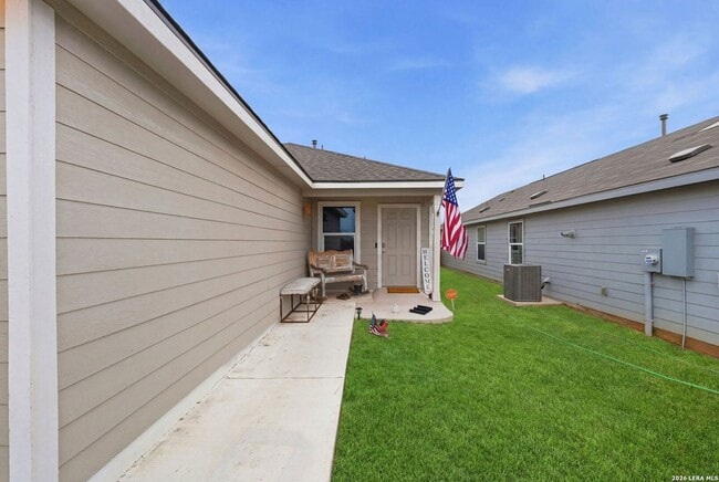 140 Maverick Cv in Pleasanton, TX - Foto de edificio - Building Photo