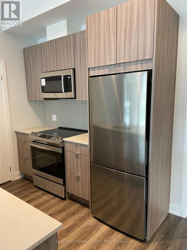 4130 Parkside Village Dr in Mississauga, ON - Building Photo - Building Photo