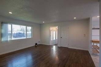 3428 Nicolet Ln in Redding, CA - Building Photo - Building Photo