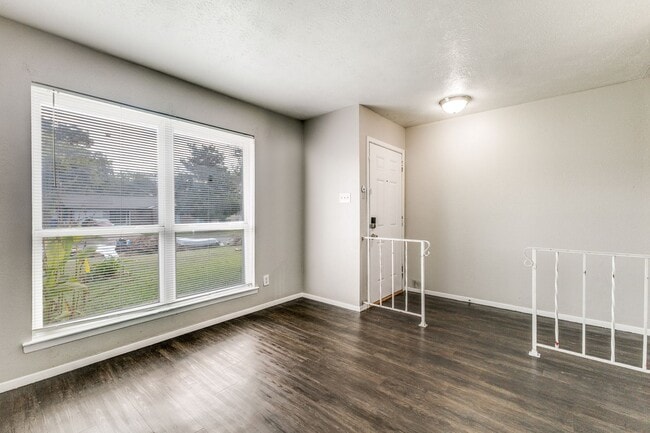 667 Edgeglen Dr in Dallas, TX - Building Photo - Building Photo