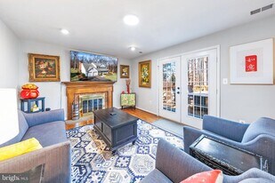 980 Old Holly Dr in Great Falls, VA - Building Photo