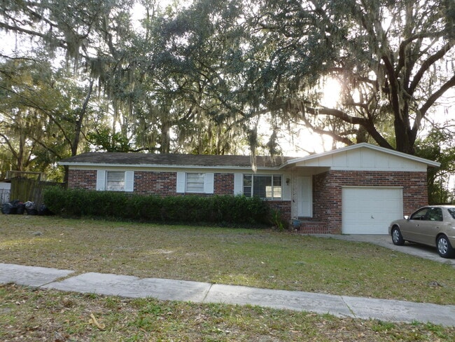 120 Saturn Ln E in Orange Park, FL - Foto de edificio - Building Photo