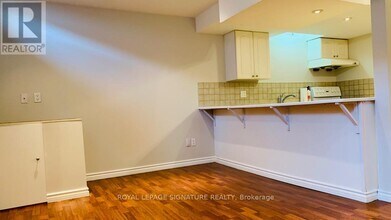 1026 Costigan Rd in Milton, ON - Building Photo - Building Photo