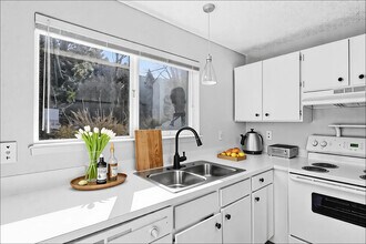 Harborview East in Tacoma, WA - Building Photo - Building Photo